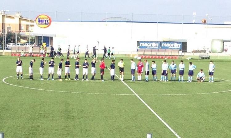 Il saluto delle squadre a centrocampo