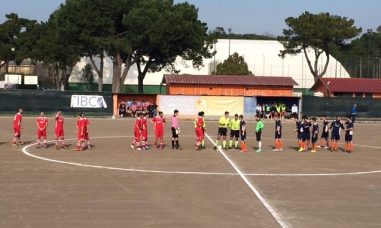 Le due squadre schierate a centrocampo