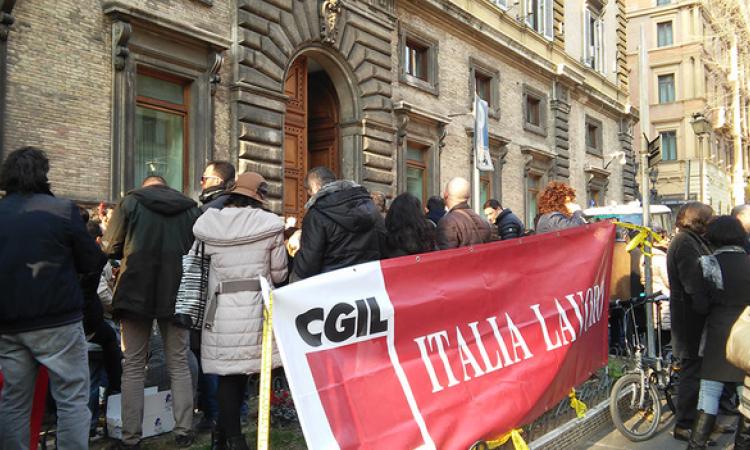 Uno scatto dal sit-in di ieri in Via Veneto ©Gazzetta Regionale
