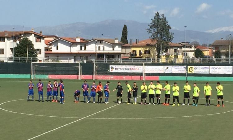 Le due squadre schierate a centrocampo