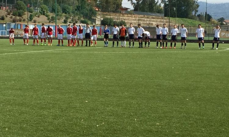 Le due squadre schierate a centrocampo