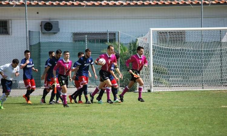 L'ingresso in campo delle due squadre (foto: Fiumicino Calcio)