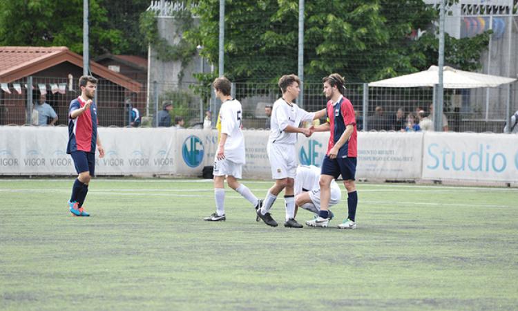 La stretta di mano tra Perconti e Atletico Gallo a fine gara (foto ©Piccirilli)