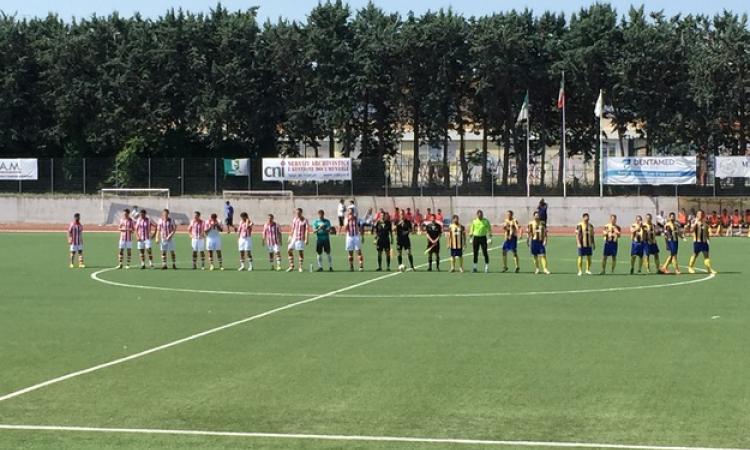 Le due squadre schierate a centrocampo
