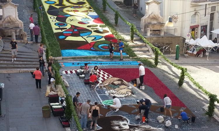La preparazione del tappeto floreale, nel corso dell'Infiorata 2013
