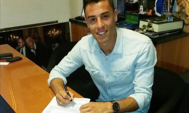 Oikonomidis al momento della firma foto©Facebook