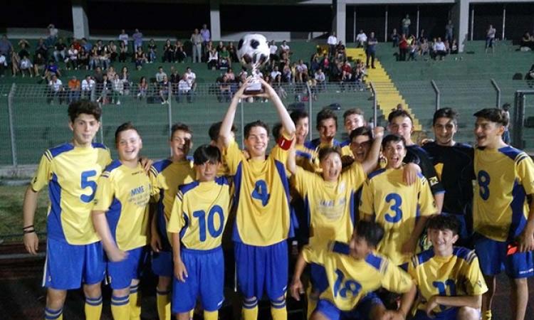 Il Sermoneta con la coppa