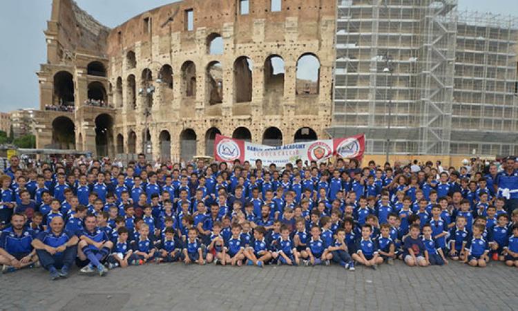 Foto di gruppo davanti al Colosseo