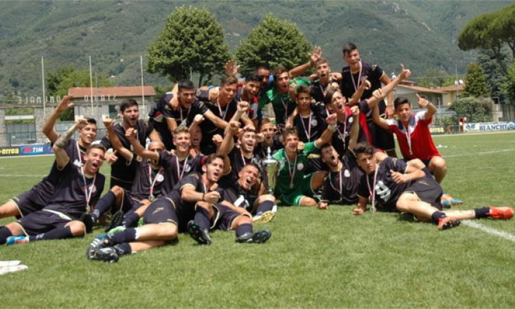 San Cesareo campione: i ragazzi di Coscia festeggiano con la coppa ©Gazzetta Regionale