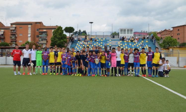 La foto dei giocatori del Monterotondo con i ragazzi del Crystal Palace
