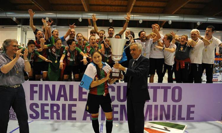 La Ternana con la Coppa dello scudetto (foto © Casella)