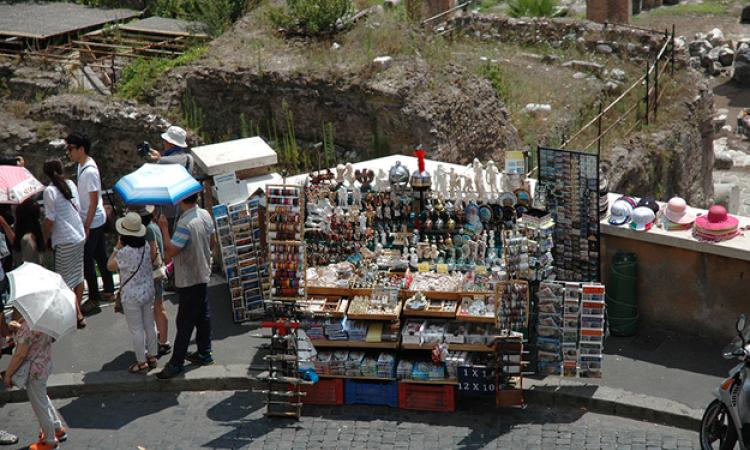 Anche gli urtisti (venditori di souvenir) dovranno lasciare le vie del centro storico ©GazzettaRegionale