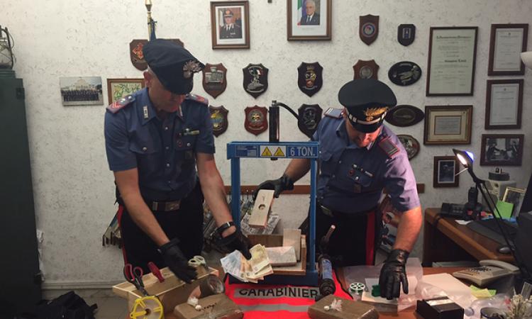 Carabinieri arrestano pusher con 2,4 kg di cocaina
