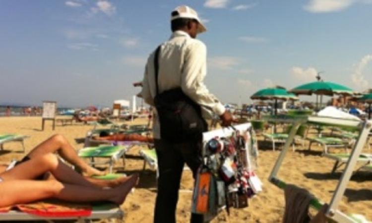 Contrasto al commercio abusivo sulle spiagge di Torvaianica, sequestrati 3000 articoli e sanzionate 7 persone