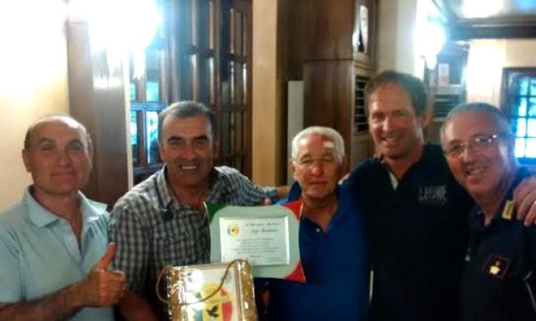 I dirigenti del Guidonia consegnano una targa a Luigi Trombetta