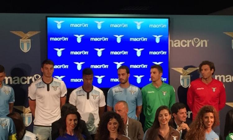 I giocatori della Lazio indossano le nuove divise