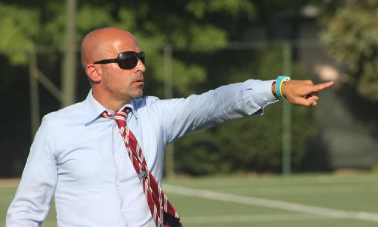 Camicia, cravatta e cronometro fluorescente al polso: l'esordio di Giuseppe Centomani sulla panchina dell'Atletico Vescovio