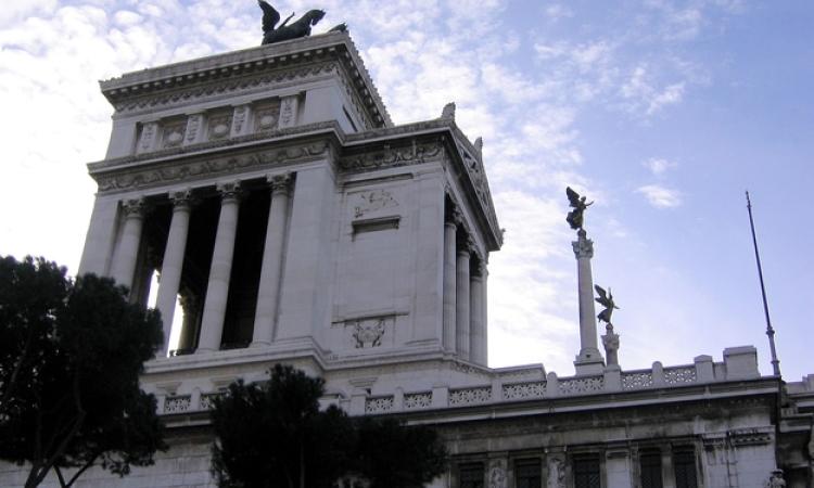 Arrestato un folle ai Fori Imperiali: aveva puntato un coltello alla gola di una ragazza
