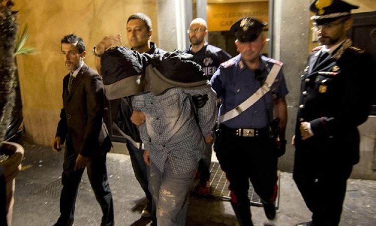 Caiazza durante l'arresto dei carabinieri