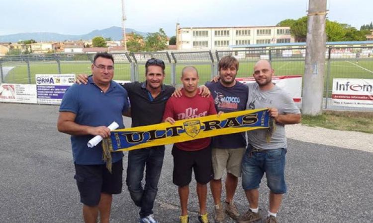 Cristian Rodolfo Rodriguez Fahy posa con la sciarpa dell'Eretum