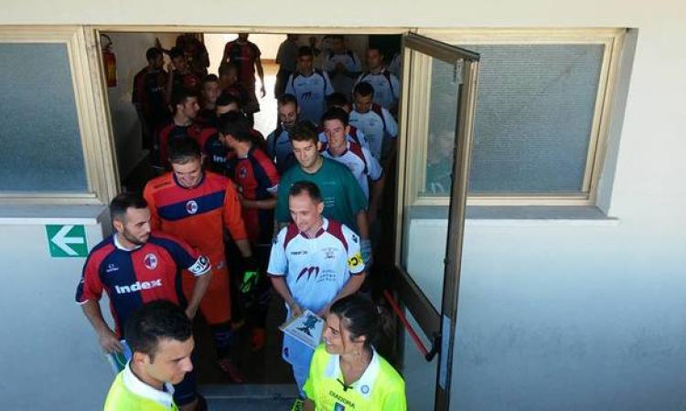 Le squadre prima dell'ingresso in campo