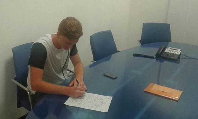 Andrea Marafini al momento della firma con il Pescara