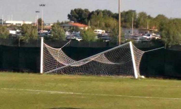 Quel che rimane della porta mandata al tappeto dal tiro di Gamboni (foto Cpc2005)
