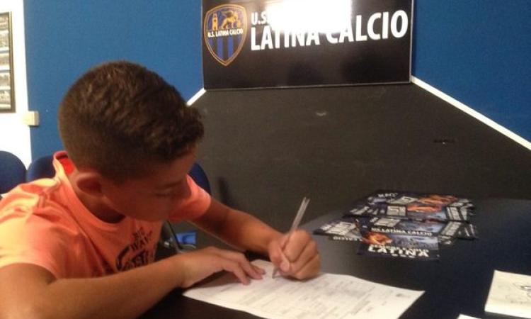 Giuseppe Perrino al momento della firma con il Latina