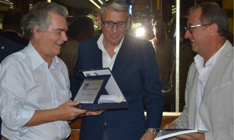 Il Presidente Lardone premia l'ex Presidente Cioli, insieme al Direttore Baioni ©Spadolini