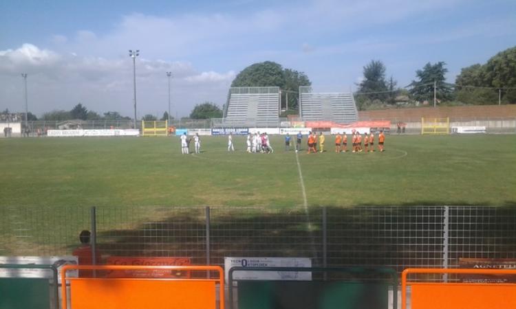 Le due squadre a centrocampo
