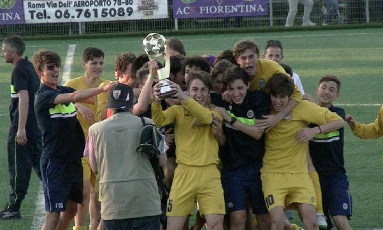 L'Urbe con la coppa Primavera (foto ©fuoriareaweb.it)