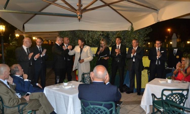 Un momento della serata: Nino Taranto (in bianco) stringe la mano al presidente Maoloni