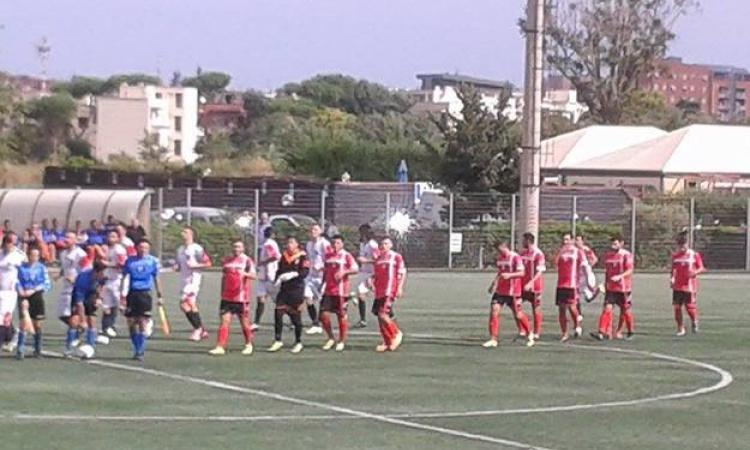 Le due squadre a centrocampo nel match di andata