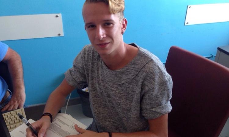 Tommaso Di Pietro al momento della firma