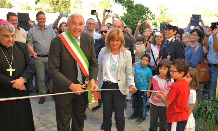 Il taglio del nastro da parte del sindaco Marini (Foto © Arnaldo Molinari)