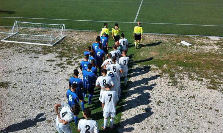 Le squadre all'ingresso in campo