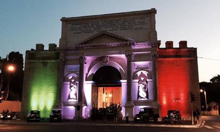 Porta Pia illuminata con i colori della bandiera italiana (© - Pagina Facebook iterArte Roma)