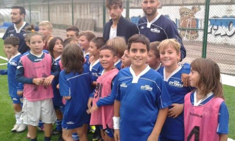 Luca Ferri con Danilo Cataldi ed alcuni bambini della Scuola Calcio, foto Facebook