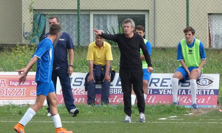 Bencivenga da indicazioni durante la sfida con la Roma (foto ©gazzettaregionale.it)