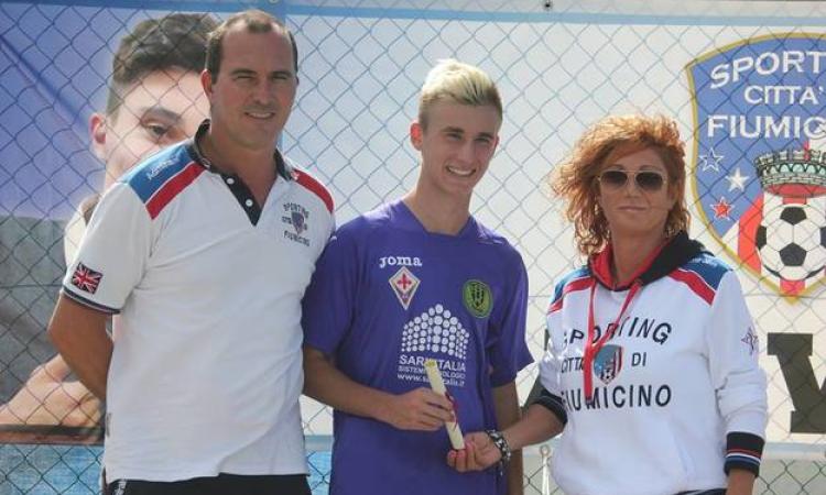 Zuffi del Certosa con la pergamena in ricordo di Valerio Stella