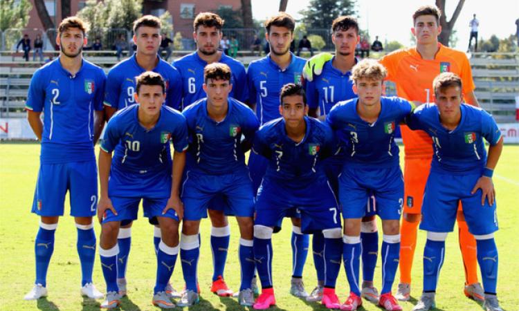 L'Italia Under 18 di Roberto Baronio prima del fischio d'inizio ©figc.it