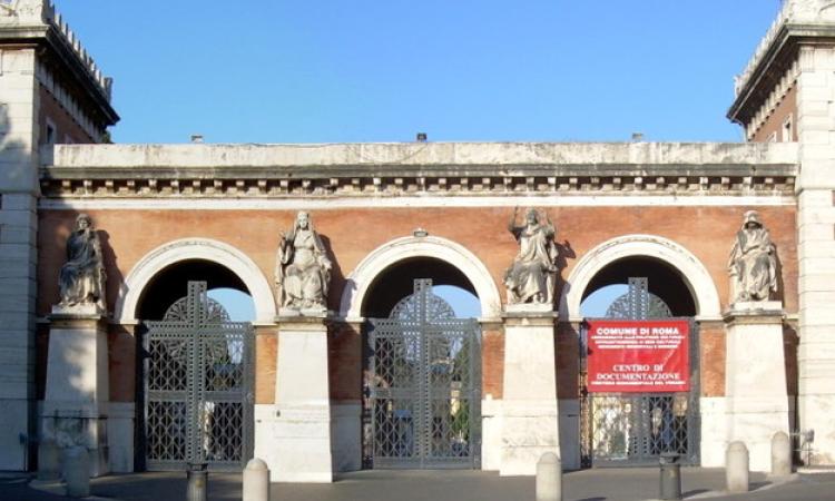 L'ingresso monumentale del Cimitero del Verano