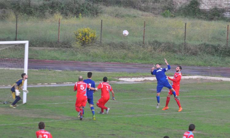 Il colpo di testa di Loreti per l'1-0 (Foto © Francesco Cenci)