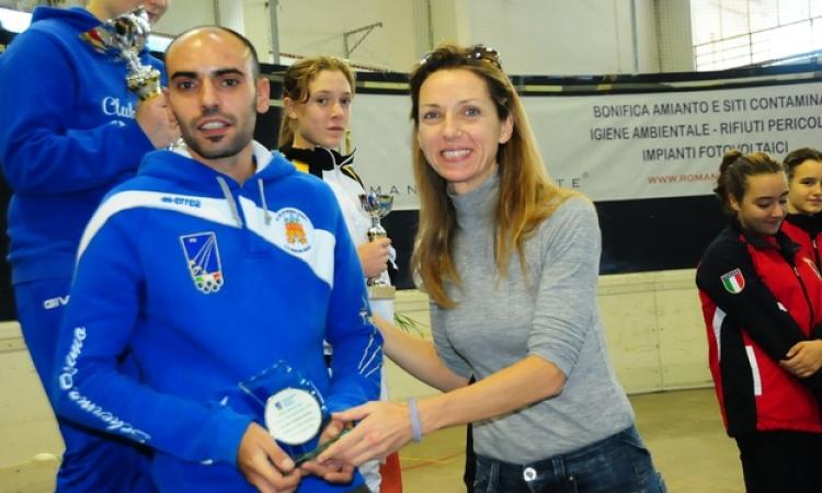 Valentina Vezzali premia il Maestro di una vincitrice (Foto © www.expresscoop.it)