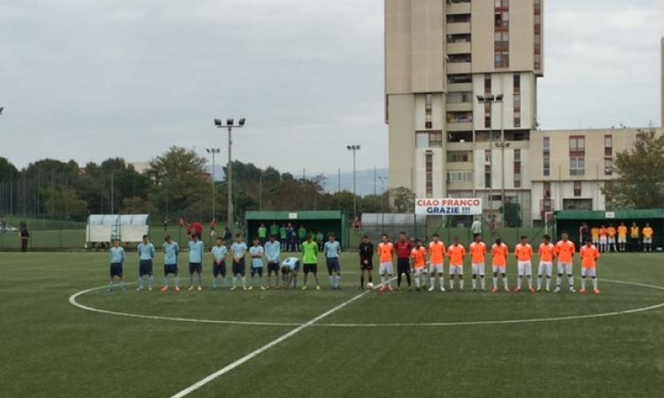 Le due squadre durante il minuto di raccoglimento per le vittime di Parigi ©GazzettaRegionale