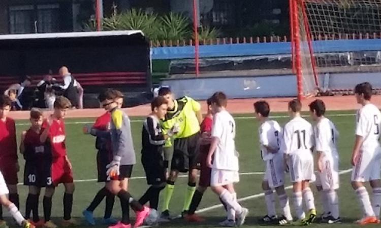 Le due squadre a centrocampo foto facebook