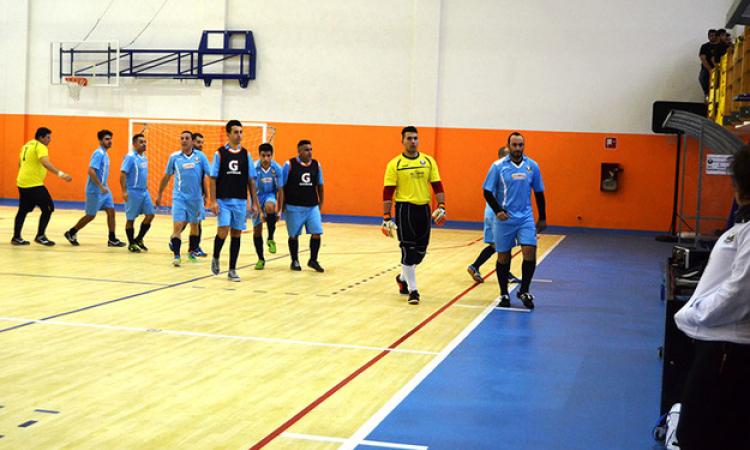 La squadra al fischio finale saluta il pubblico