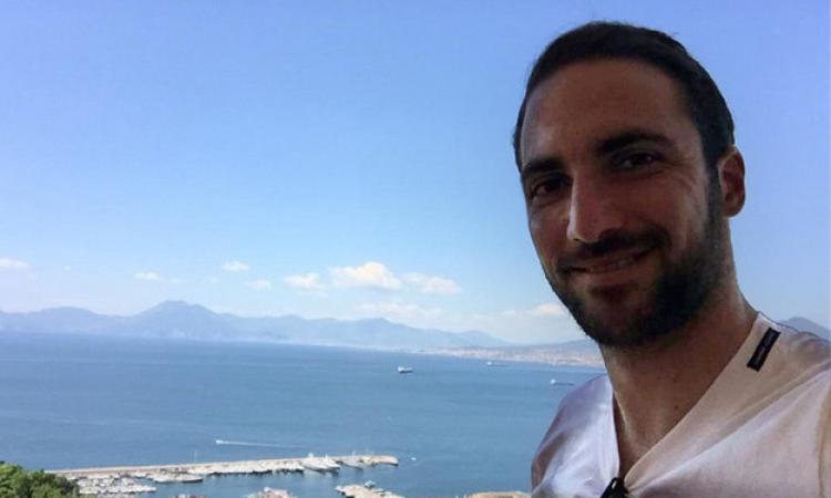 Higuain si gode le vacanze. Foto napolitoday.it