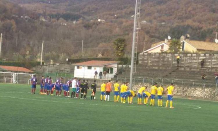 Le squadre schierate a centrocampo