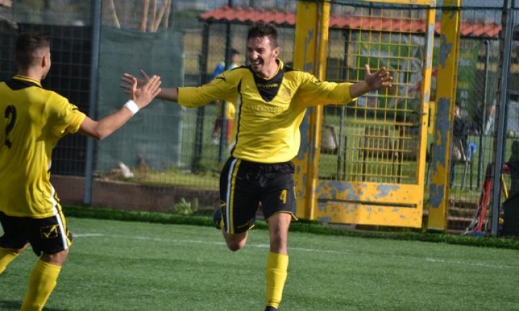 Rubino esulta dopo il gol del vantaggio segnato alla Vigor Perconti